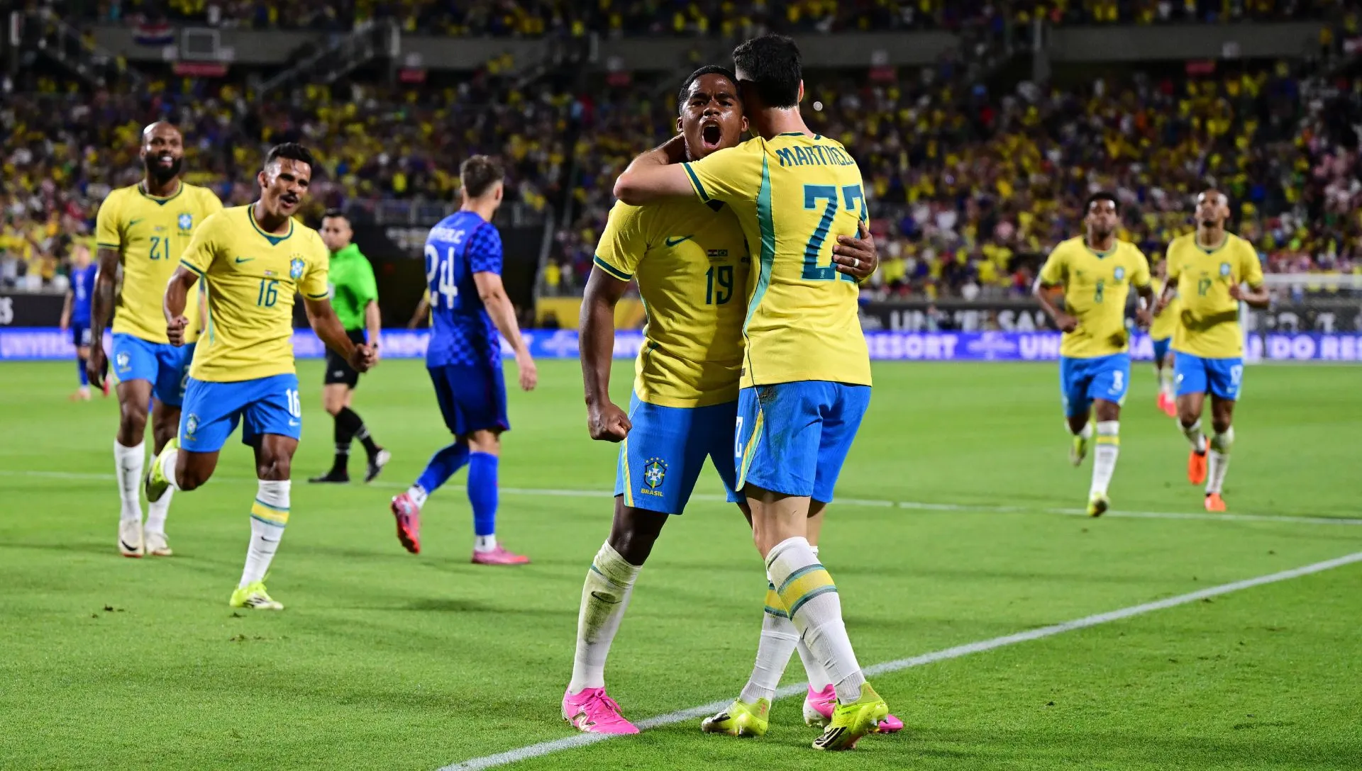 Gabriel Martinelli e Endrick comemoram gol durante amistoso. Foto: Julio Aguilar/Getty Images