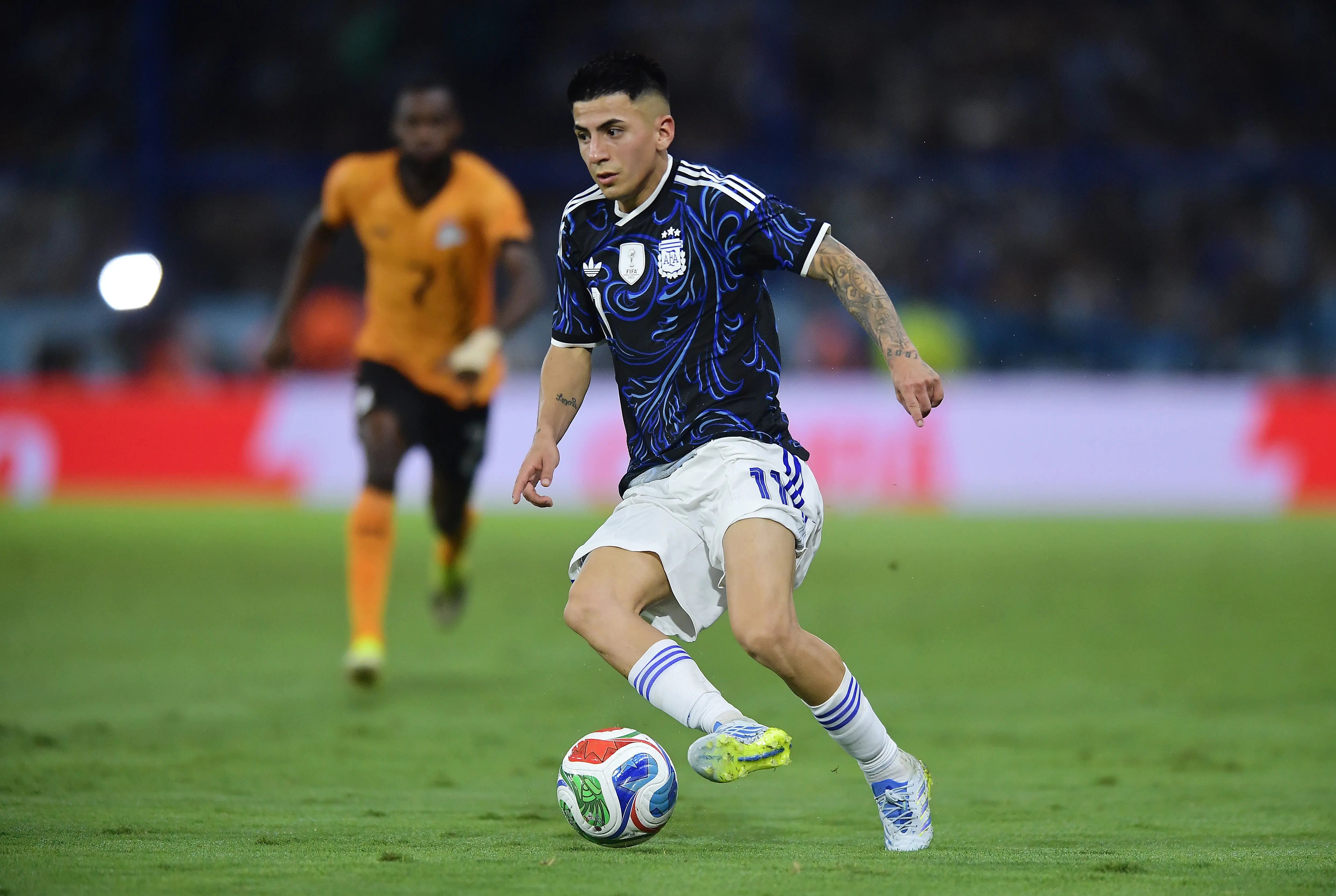 Almada em campo com a Argentina (Foto: Marcelo Endelli/Getty Images)