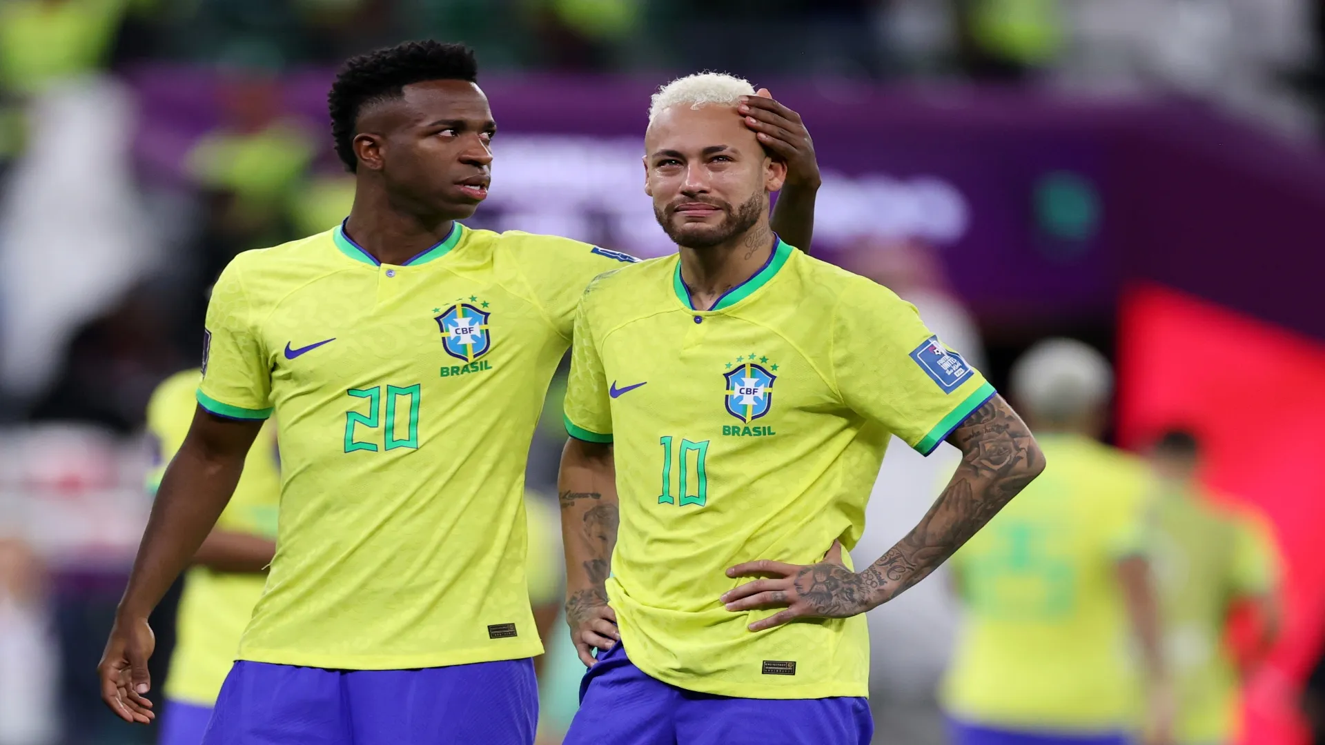 Neymar e Vini após eliminação do Brasil na Copa de 2022 – Michael Steele/Getty Images