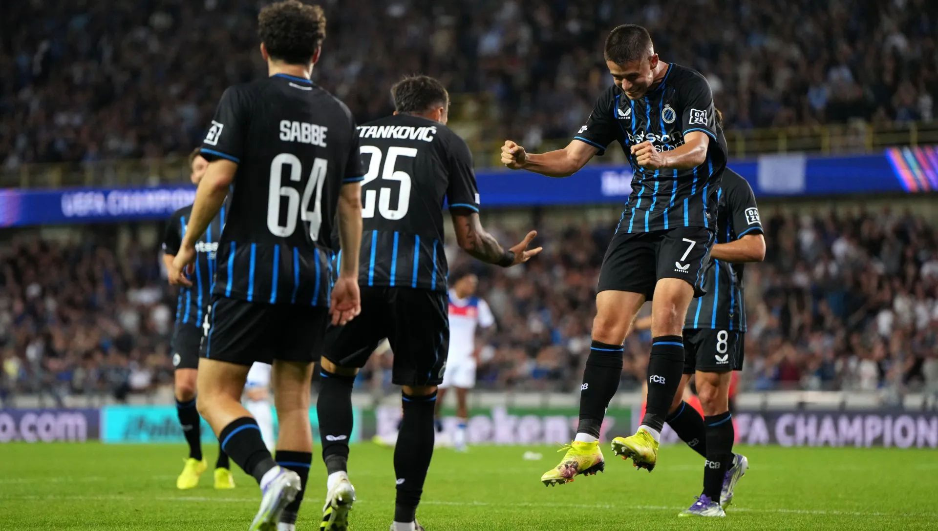 Nicolo Tresoldi comemora gol durante partida da Champions League. Foto: Alex Bierens de Haan/Getty Images