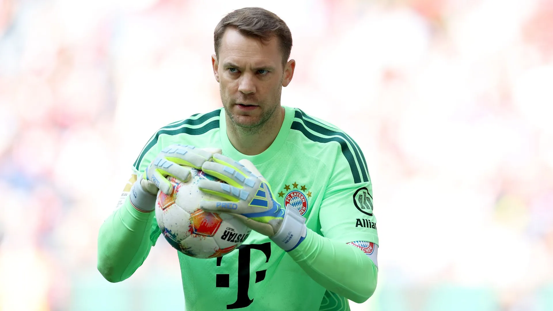 Neuer vai seguir em atividade pelo Bayern de Munique (foto: Alexander Hassenstein/Getty Images)
