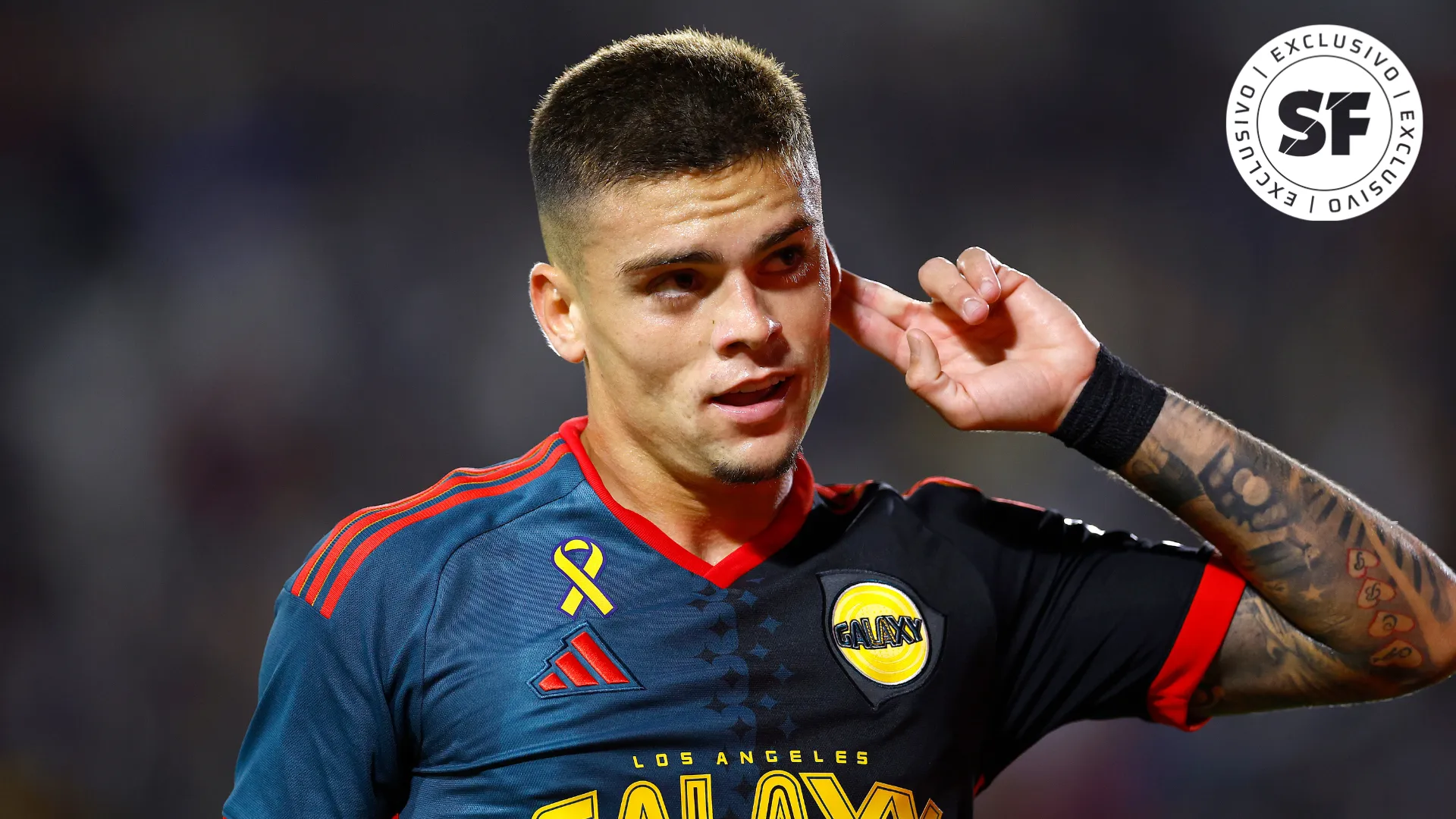 Gabriel Pec comemora gol com a camisa do LA Galaxy