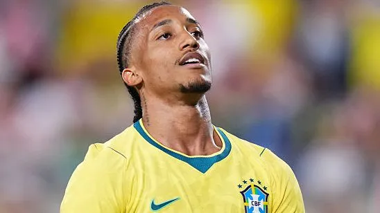 João Pedro, em campo, com a camisa amarela do Brasl