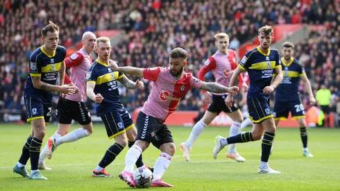 Jogadores do Southampton e Middlesbrough durante partida da Championship. Foto: Mike Hewitt/Getty Images
