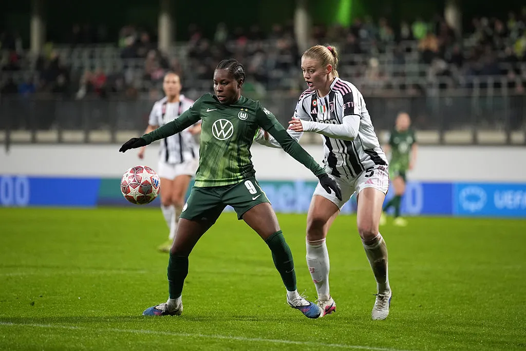Lineth Beerensteyn atuando pelo Wolfsburg – Foto: Oliver Hardt/Getty Images