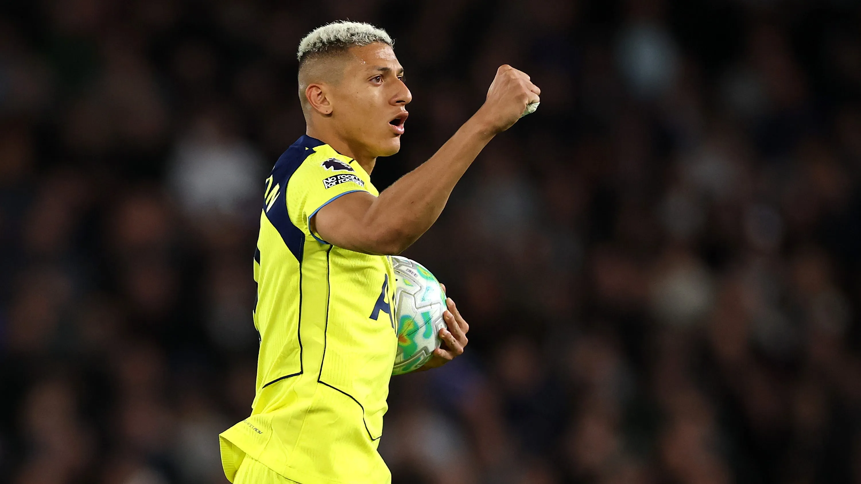Richarlison marca pelo Tottenham contra o Chelsea. Foto: Justin Setterfield/Getty Images