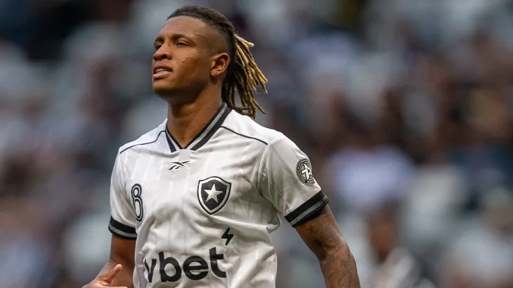 Danilo, do Botafogo, define prioridades em meio ao interesse da Europa, Flamengo e Palmeiras. Foto: Fernando Moreno/AGIF