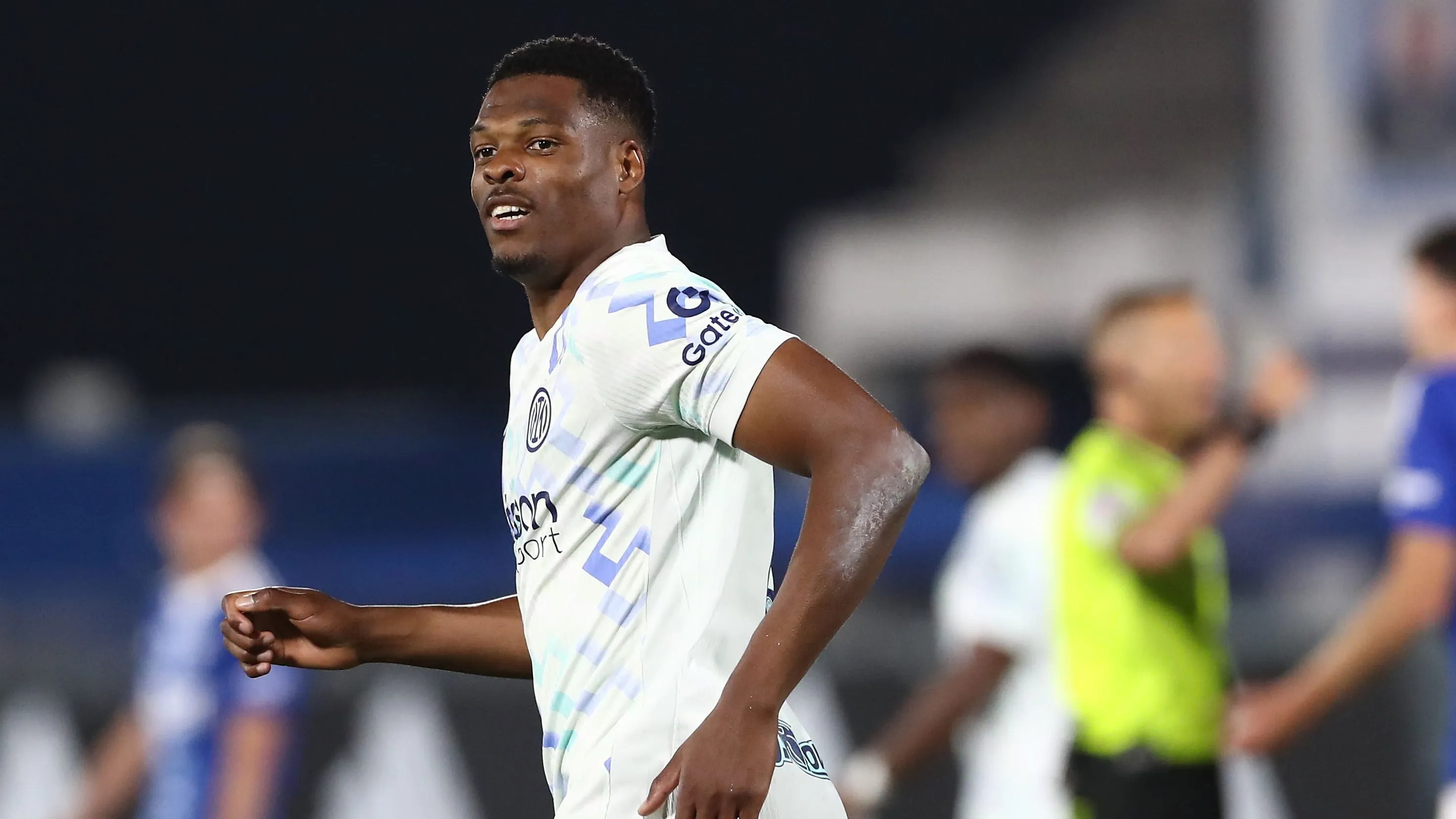 Denzel Dumfries, alvo do Liverpool, em jogo da Inter. Foto: Marco Luzzani/Getty Images