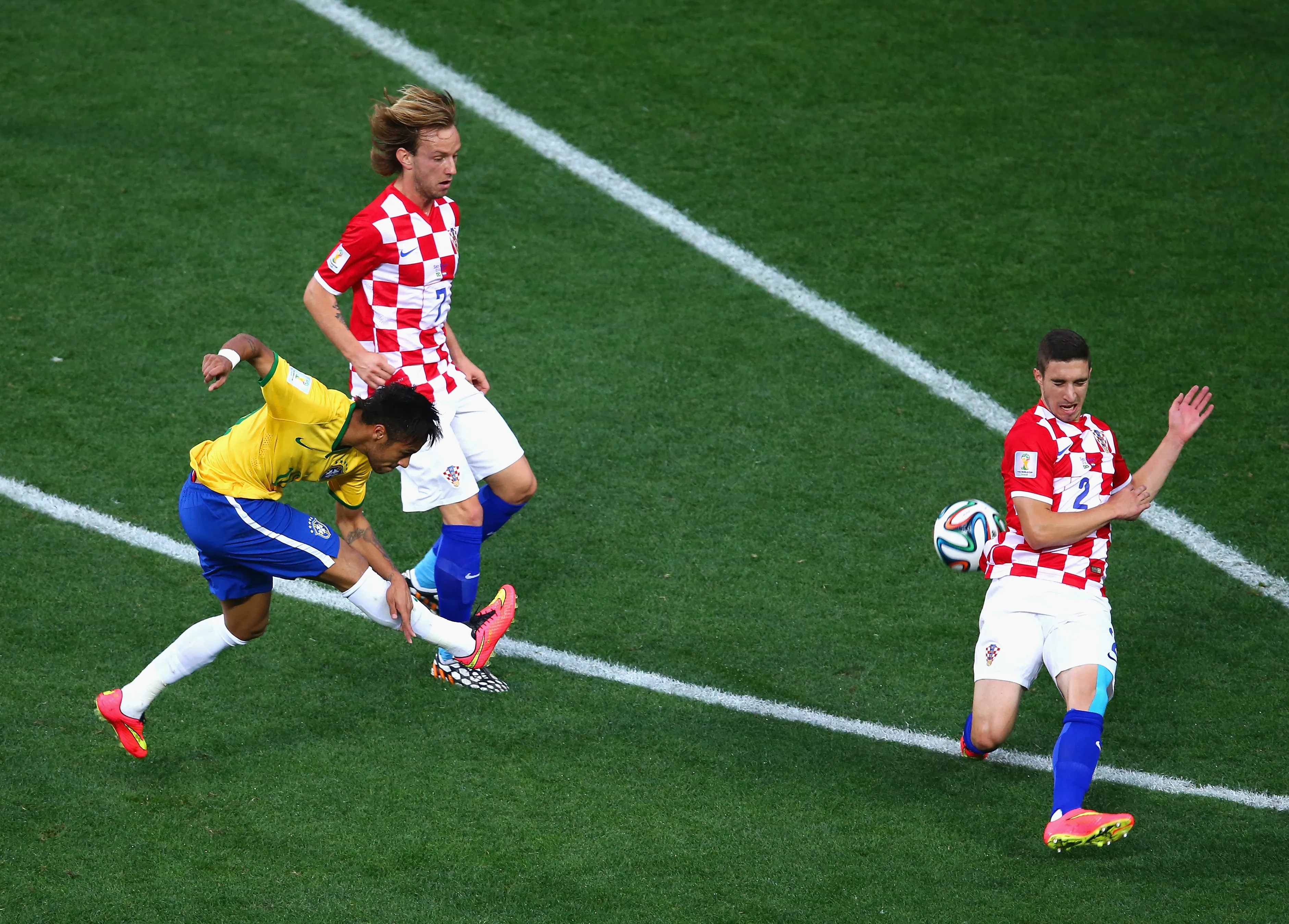 Primeiro gol de Neymar em Copa do Mundo (Foto: Elsa/Getty Images)