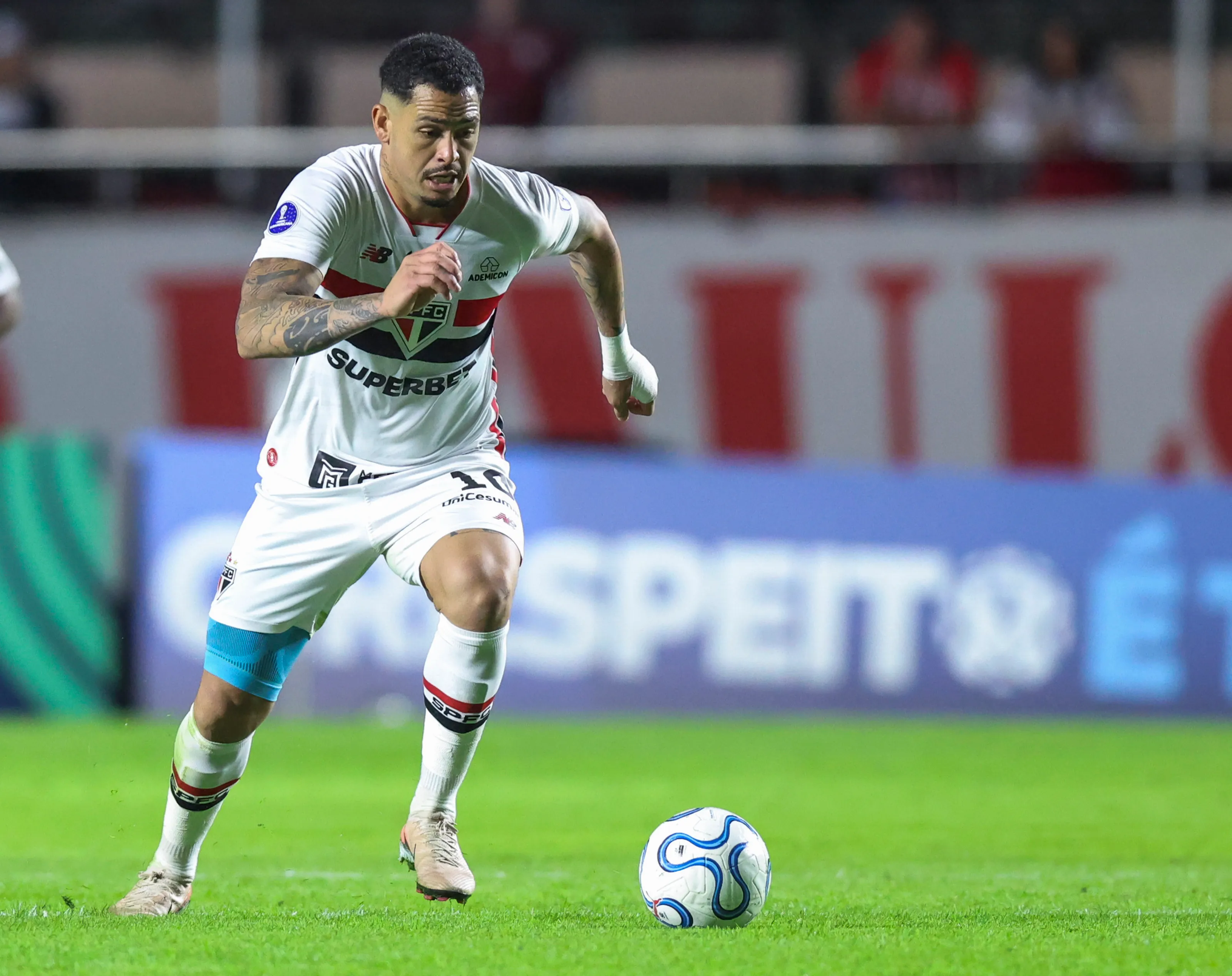 Luciano conduzindo a bola em São Paulo x Millonarios (Photo by Alexandre Schneider/Getty Images)