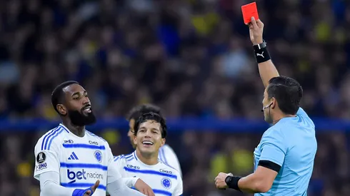 Gerson é expulso em Boca x Cruzeiro. (Photo by Marcelo Endelli/Getty Images)