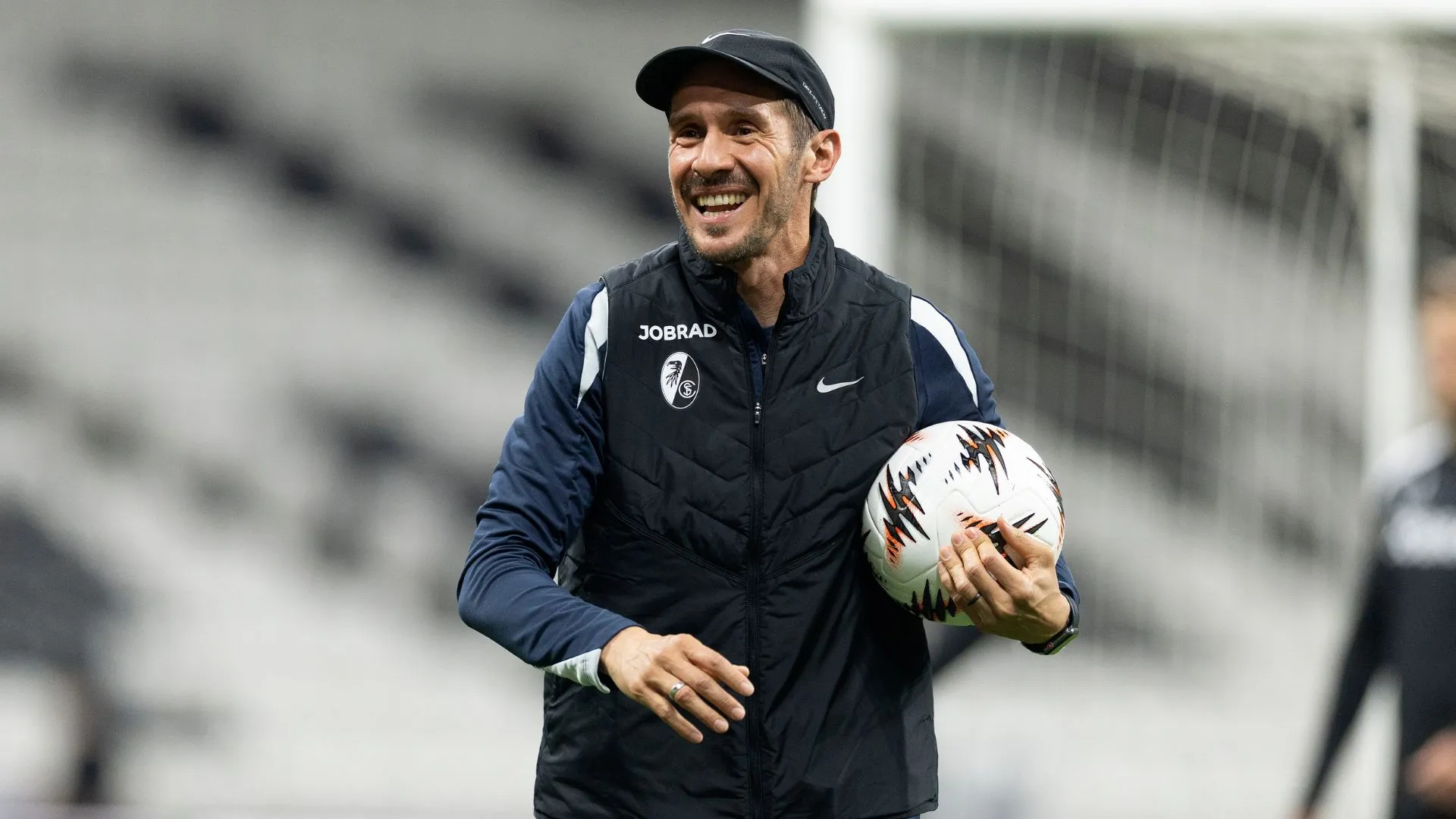 Julian Schuster vai comandar o Freiburg na final da Europa League diante do Aston Villa (foto: Alex Grimm/Getty Images)