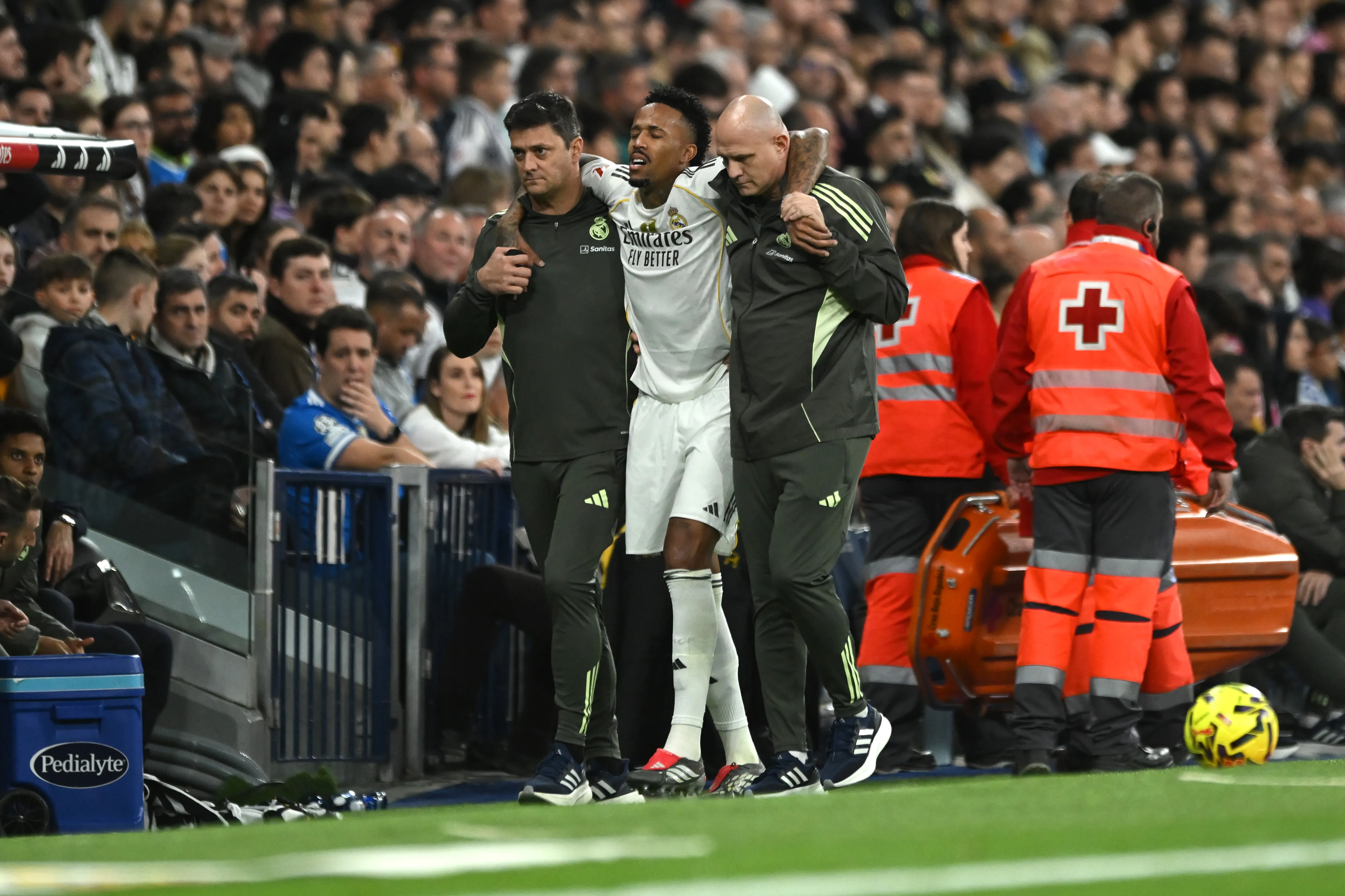 Eder Militao deixa o campo após sofrer uma lesão durante partida da LaLiga. Foto: Denis Doyle/Getty Images