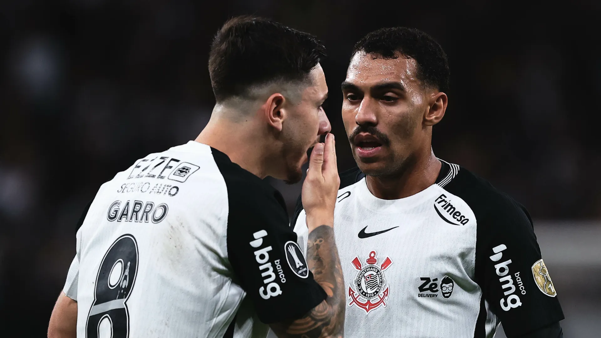 Matheuzinho conversa com Rodrigo Garro durante jogo