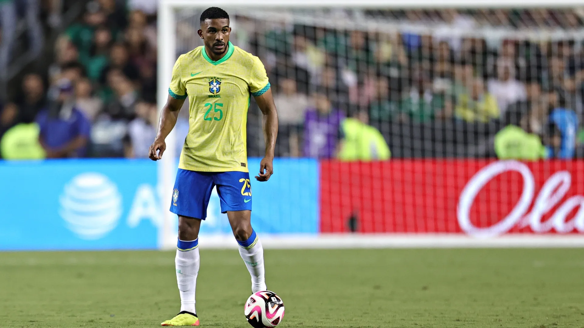 O zagueiro Bremer em jogo da Seleção Brasileira (Omar Vega/Getty Images)