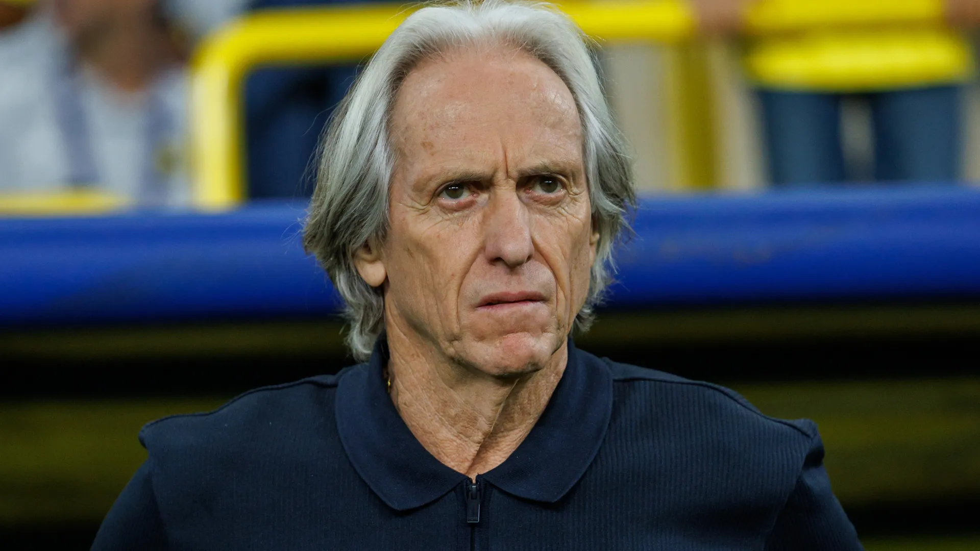 Jorge Jesus aparece concentrado durante uma partida do Al-Nassr