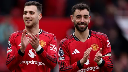 Dalot e Bruno Fernandes em uma partida do Manchester United. Foto: Lewis Storey/Getty Images