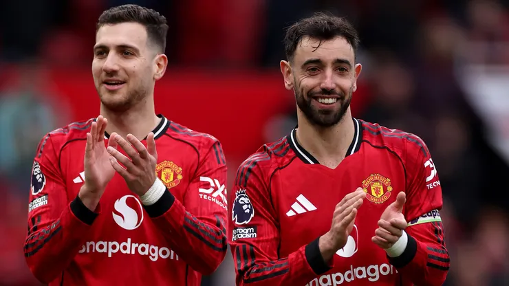Dalot e Bruno Fernandes em uma partida do Manchester United. Foto: Lewis Storey/Getty Images