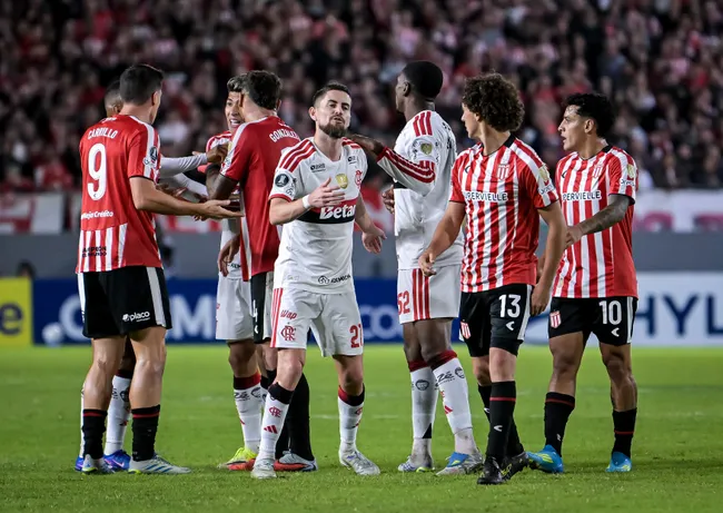 Flamengo discute com Estudiantes durante partida da Copa Libertadores. Foto: Marcelo Endelli/Getty Images