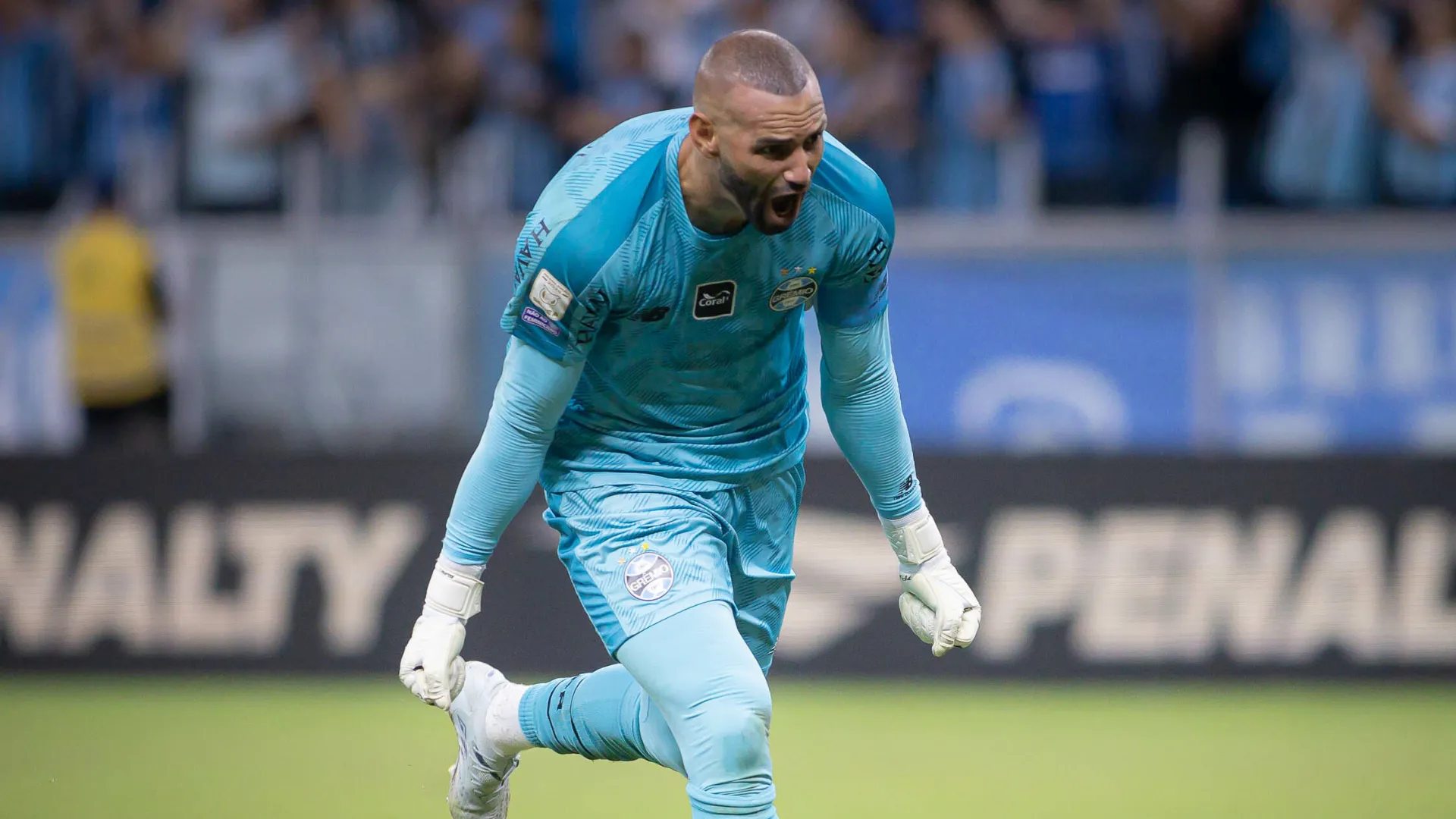Weverton comemora durante jogo do Grêmio