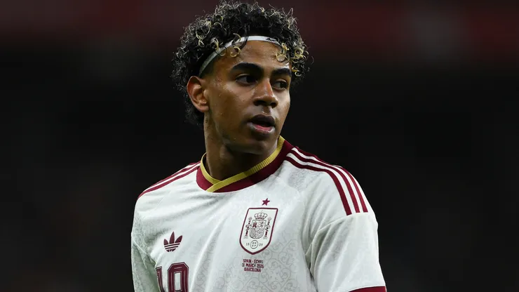 Lamine Yamal em campo com a Espanha. Foto: David Ramos/Getty Images
