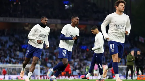 Nuno Mendes e Pacho aquecendo para jogo do PSG