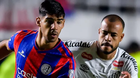 Jogadores de San Lorenzo e Santos aparecem disputando uma jogada. Foto: Marcelo Endelli/Getty Images