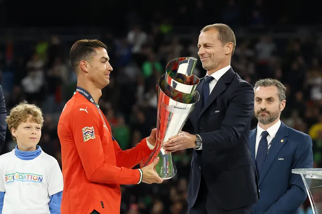 Cristiano Ronaldo recebe Troféu da Nations League 2025. Foto: Alexander Hassenstein/Getty Images