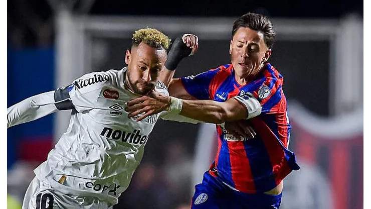 San Lorenzo tenta aproveitar chance para ampliar vantagem na liderança. O Santos, que não terá Neymar, luta para sair da lanterna. FOTO: Marcelo Endelli/Getty Images