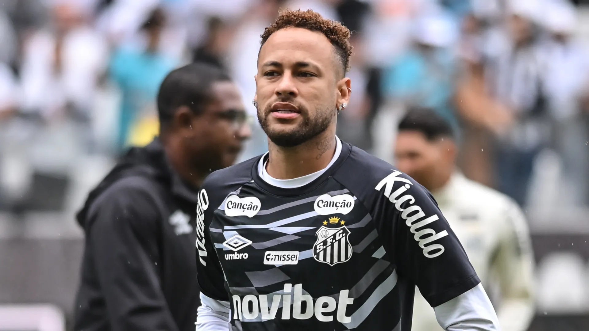 Neymar no aquecimento em jogo do Santos