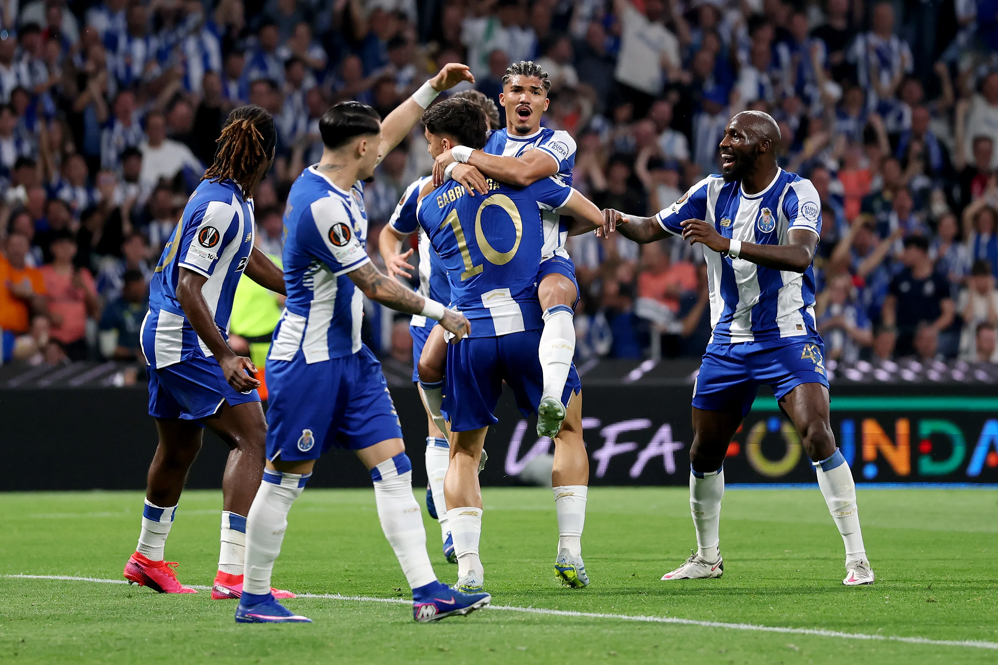 Porto comemora gol durante partida da Europa League. Foto: Clive Brunskill/Getty Images
