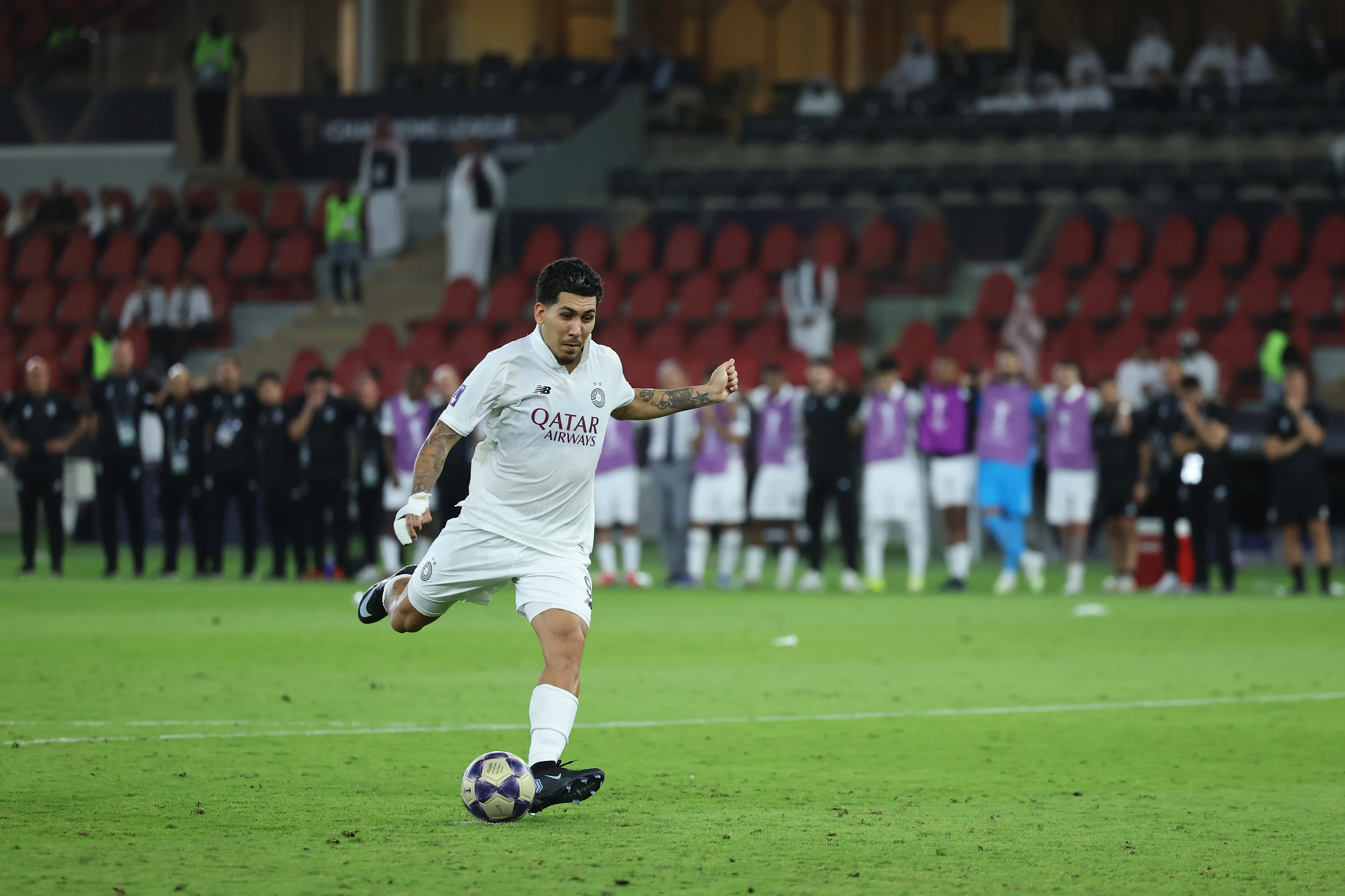 Roberto Firmino em ação pelo Al-Sadd. (Foto: Abdullah Ahmed/Getty Images)