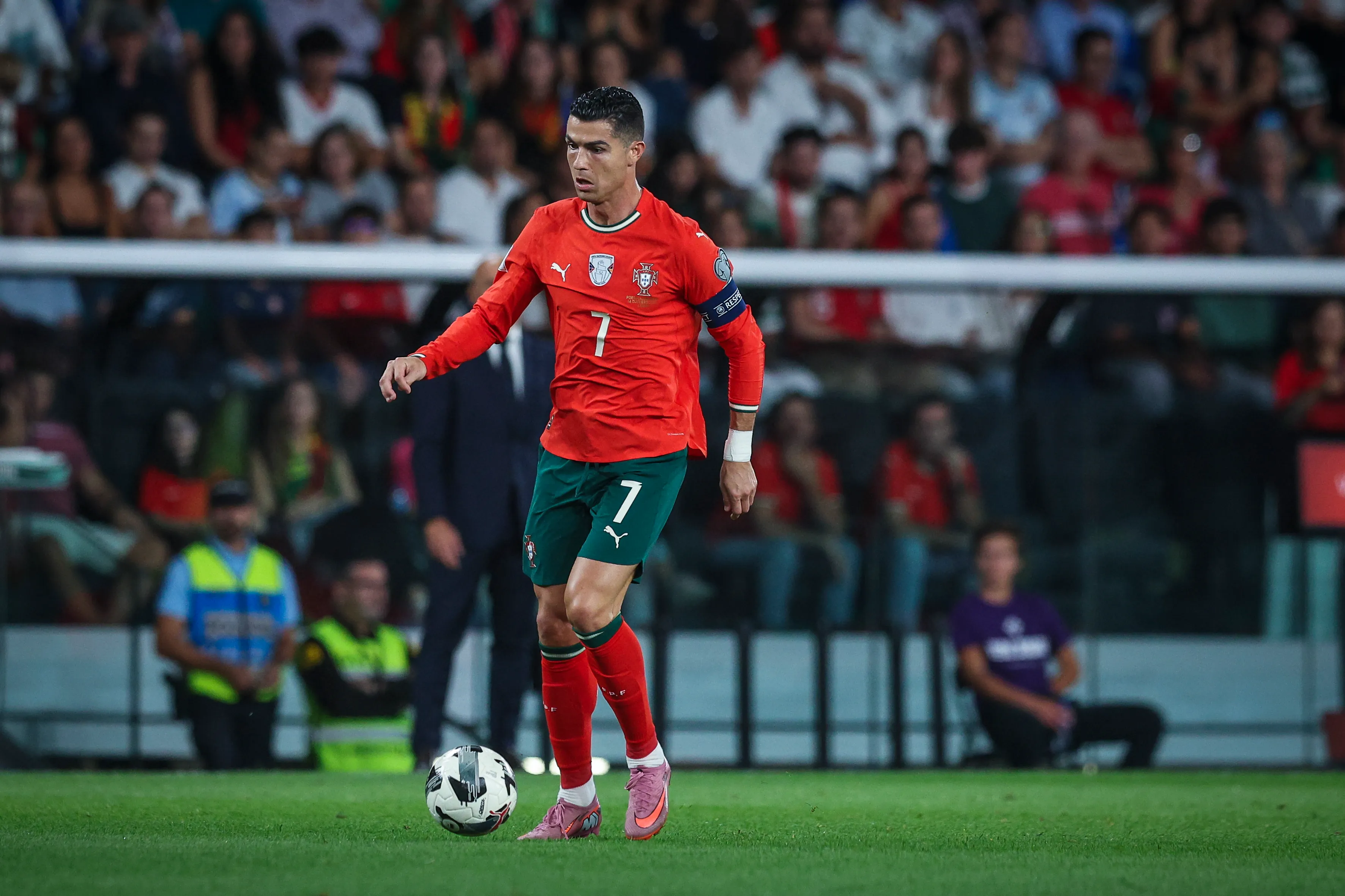 Cristiano Ronaldo em ação por Portugal. (Foto: Carlos Rodrigues/Getty Images)