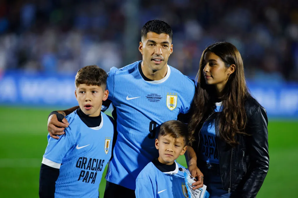 Luis Suárez e a família após jogo do Uruguai. (Photo by Ernesto Ryan/Getty Images)