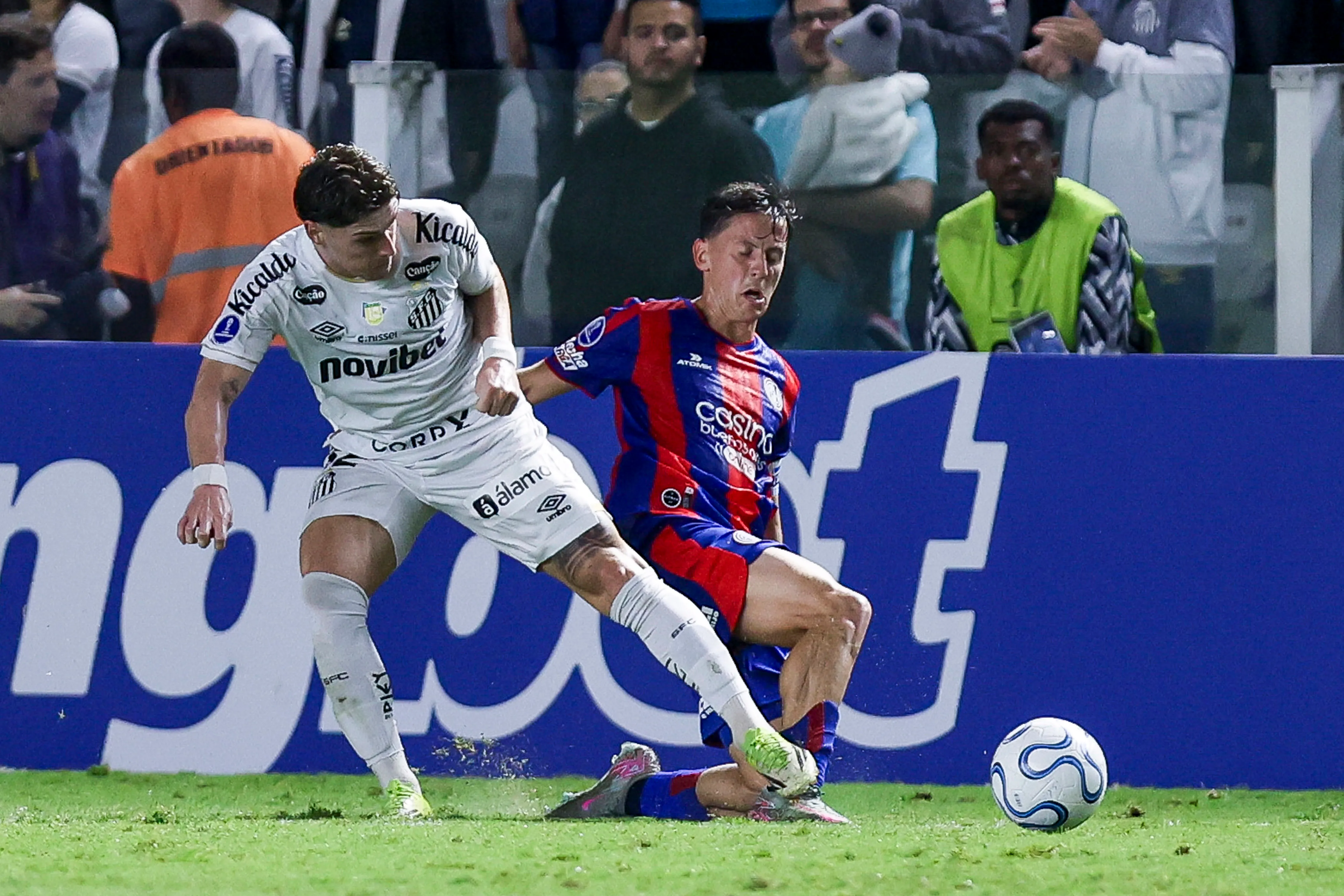 Rollheiser e Tripichip em disputa de bola (Photo by Ricardo Moreira/Getty Images)