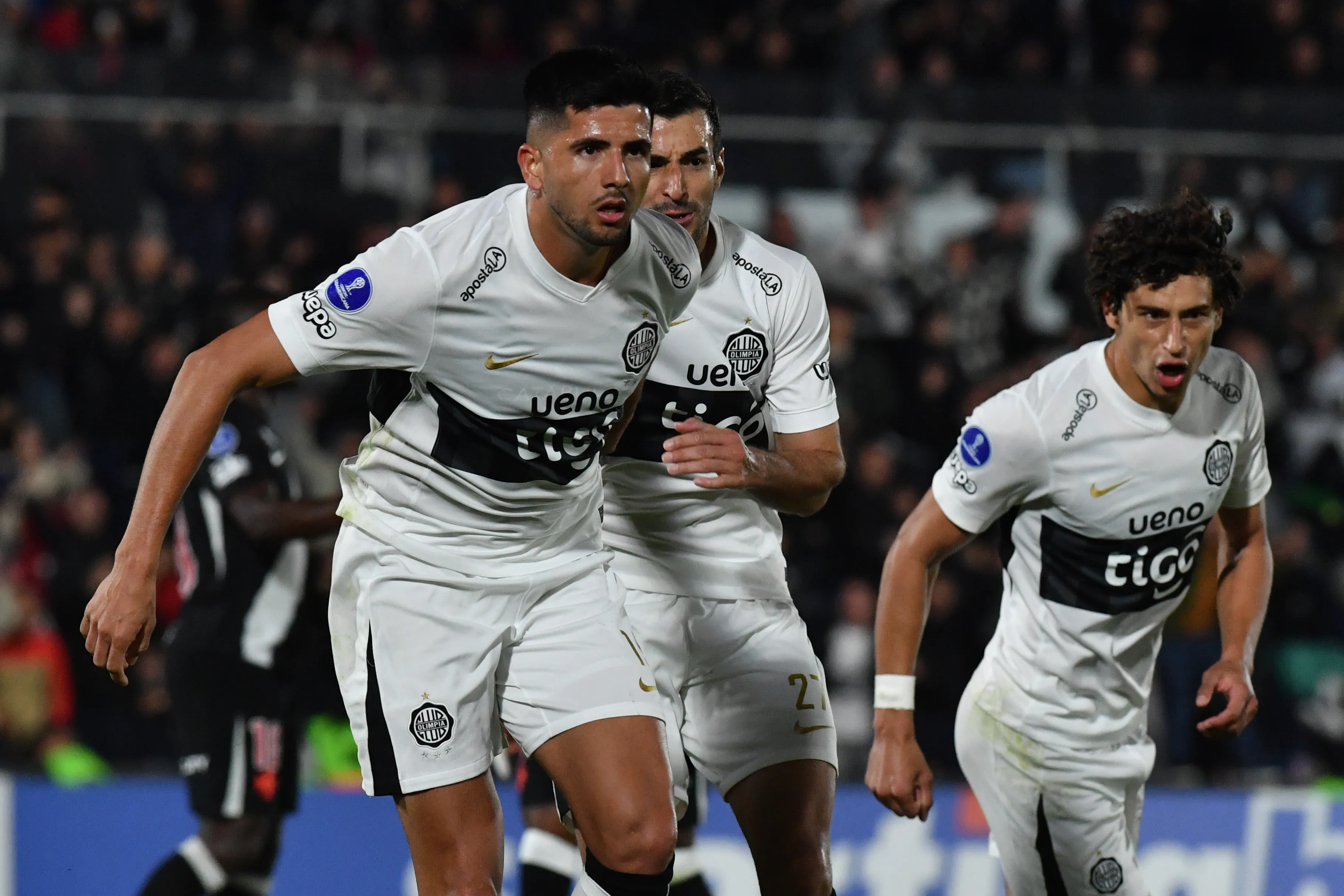 Gamarra comemora gol pelo Olimpia. (Photo by Christian Alvarenga/Getty Images)