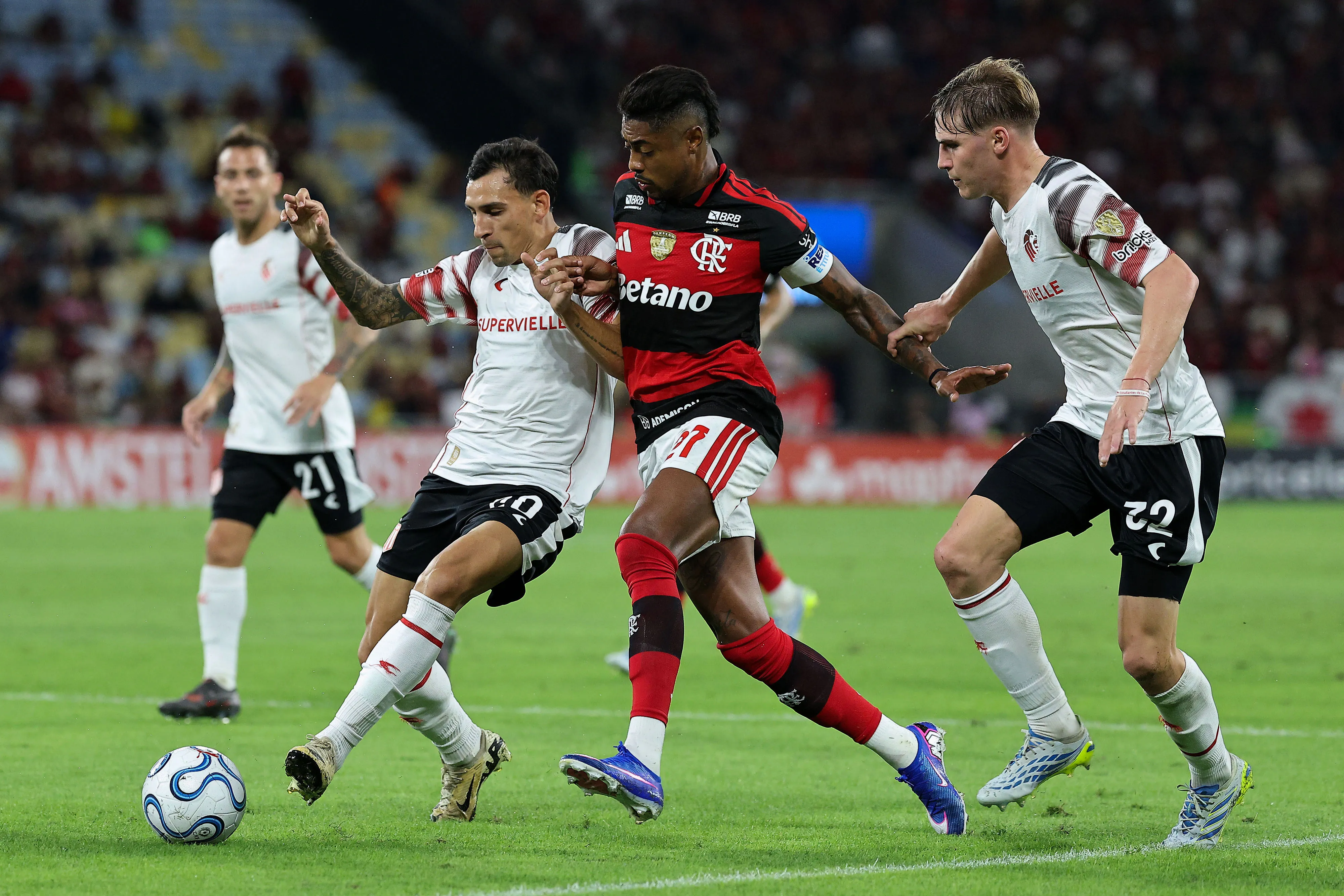 Bruno Henrique em disputa com Eric Meza e Mikel Amondarai (Photo by Wagner Meier/Getty Images)