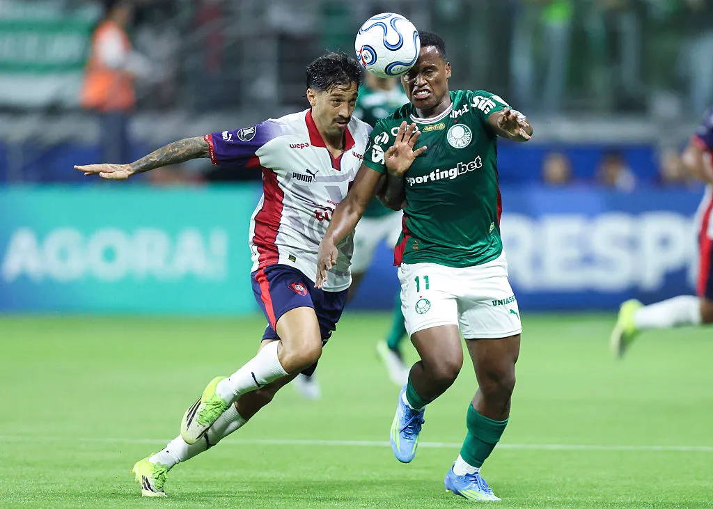 Fabricio Dominguez e John Arias em duelo da Libertadores. (Photo by Alexandre Schneider/Getty Images)