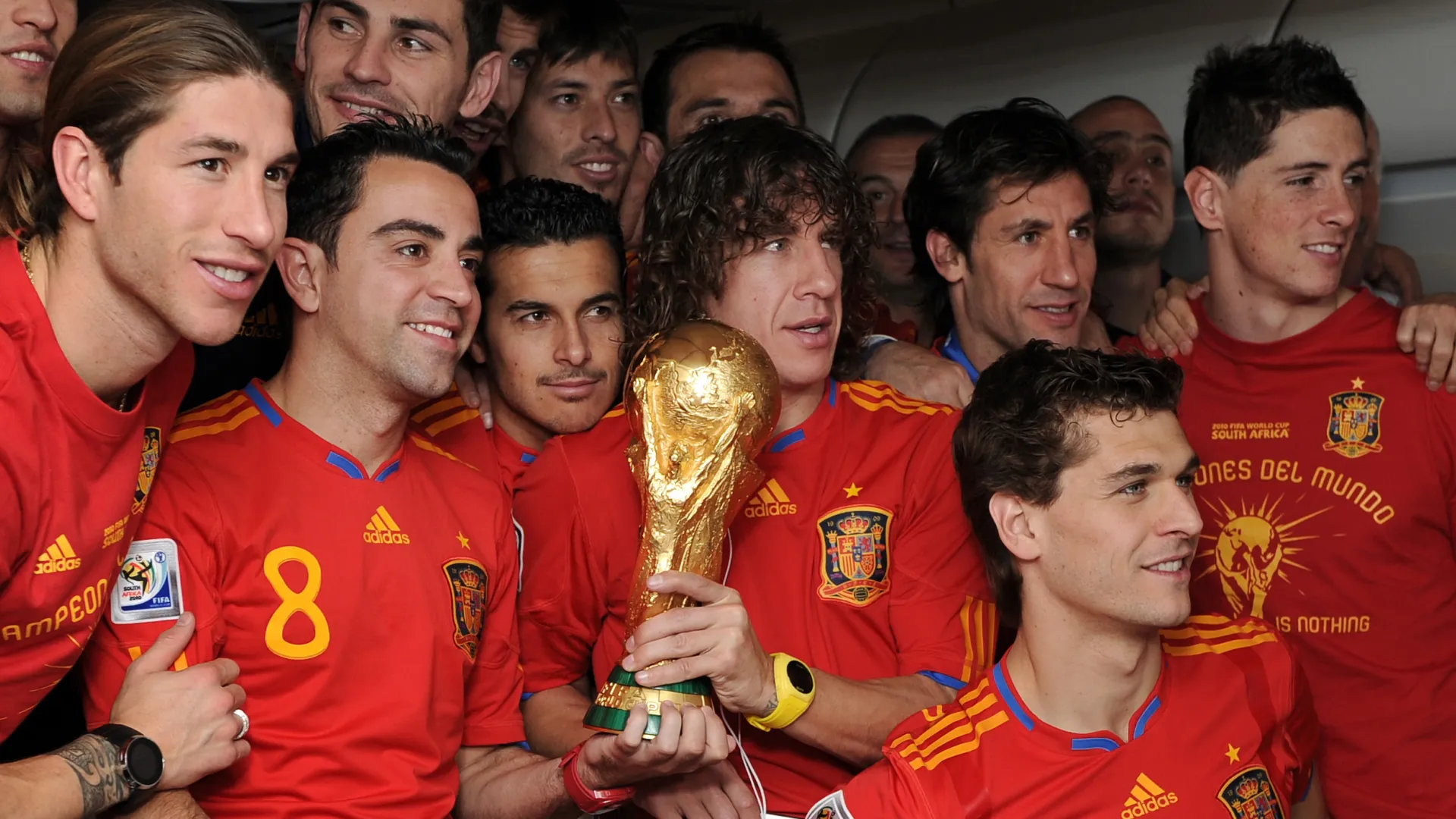 Elenco da Espanha comemora título da Copa em 2010