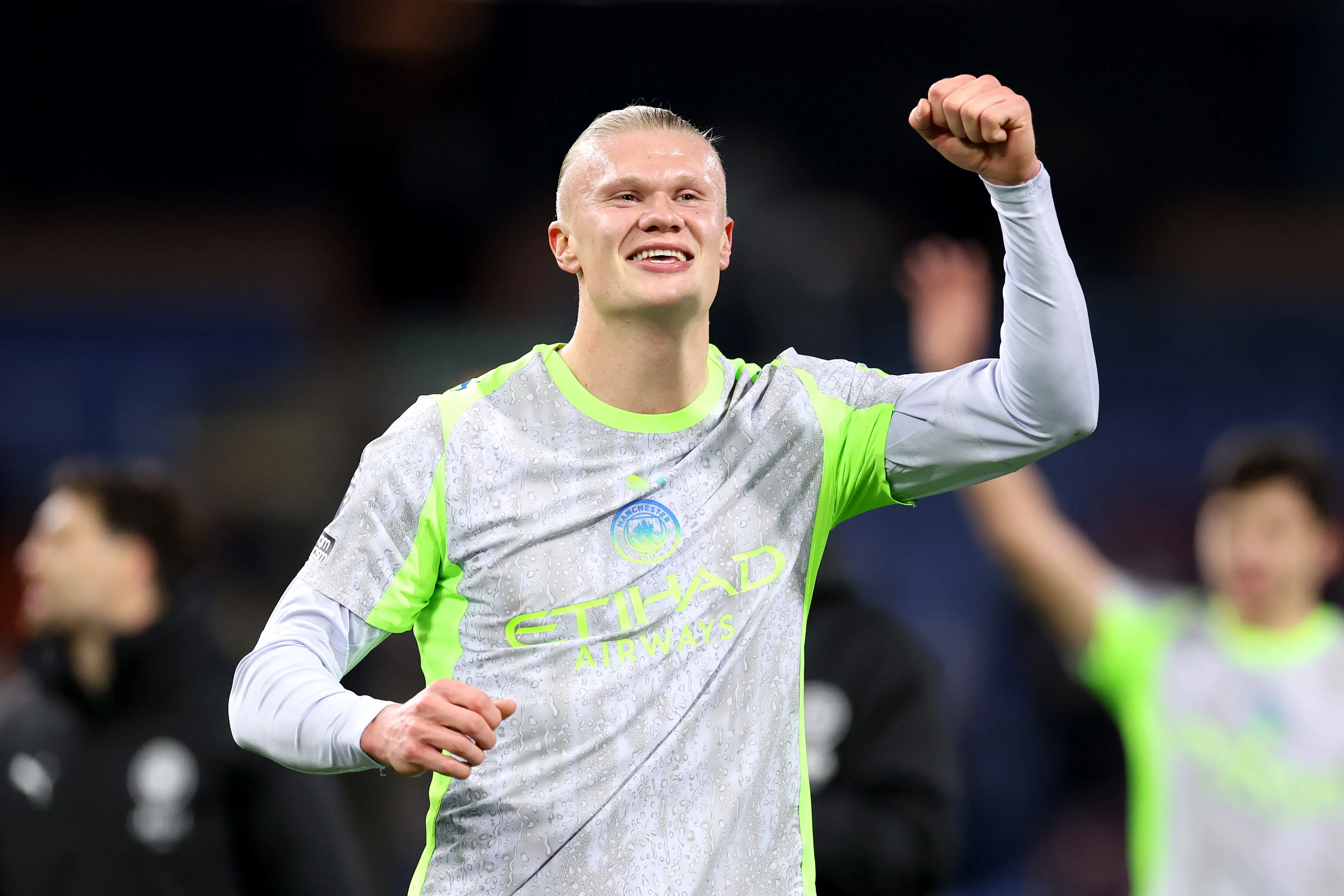 Haaland comemorando uma vitória do Manchester City (Foto: Alex Livesey/Getty Images)