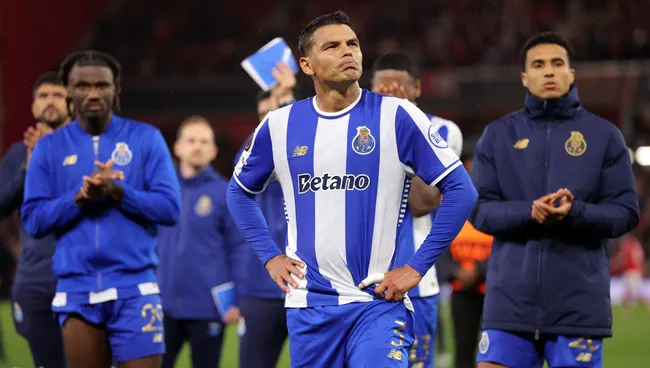 Thiago Silva abatido após partida da Europa League 2025/26. Foto: Alex Livesey/Getty Images