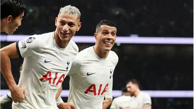 Richarlison e Pedro Porro no Tottenham (Photo by Julian Finney/Getty Images)