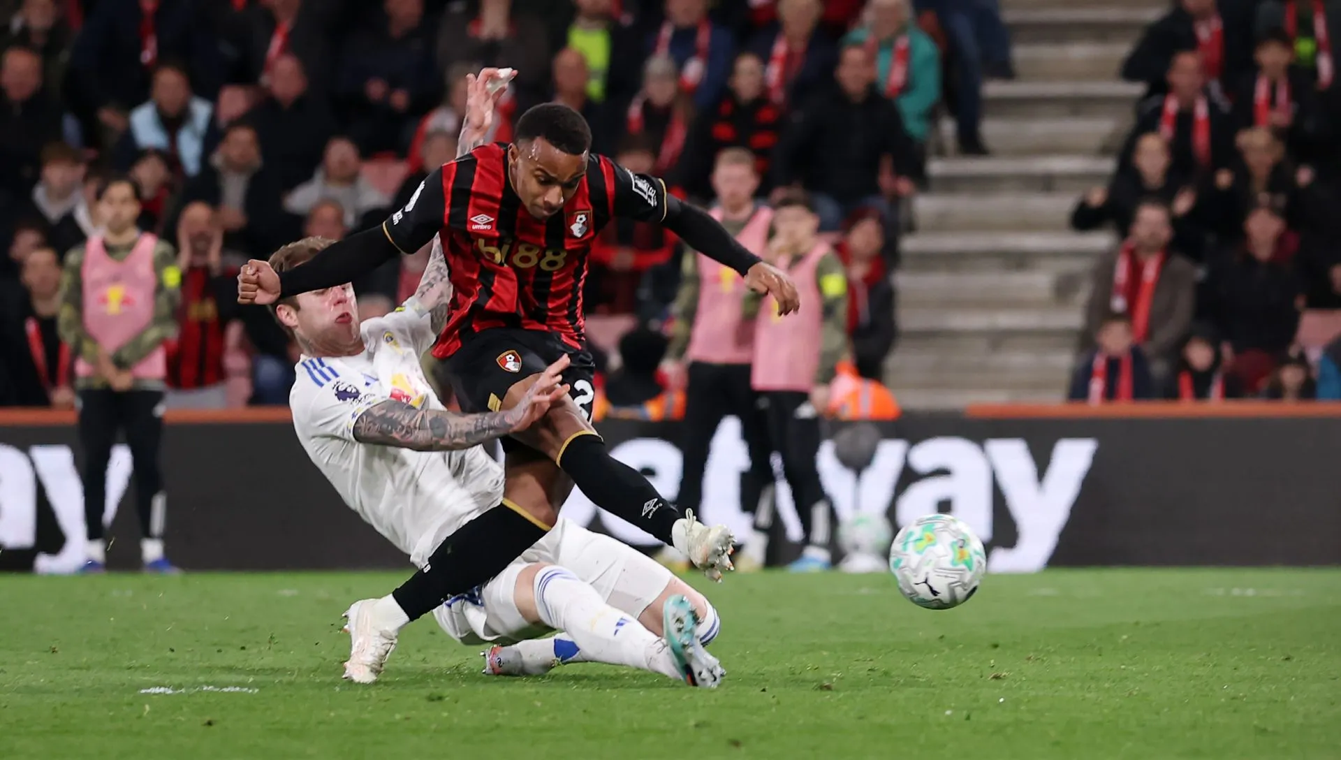 Eli Junior Kroupi, do Bournemouth, marca gol durante partida da Premier League. Foto: Ryan Pierse/Getty Images