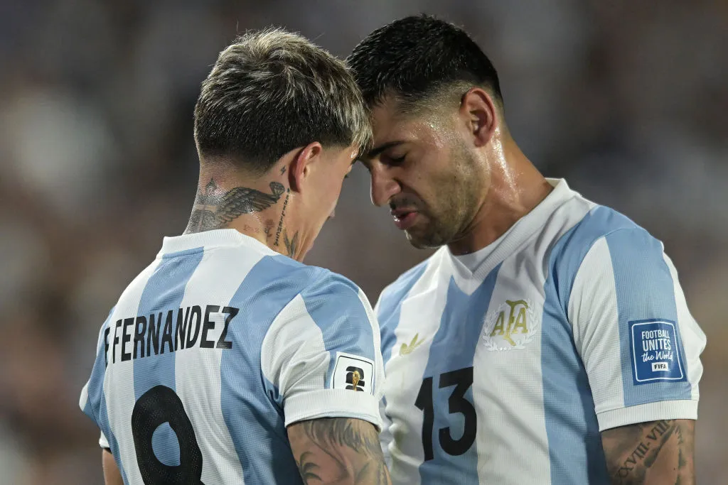Enzo Fernández comemora com seu companheiro de equipe, Cristian Romero, pela Seleção da Argentina (Foto: Marcelo Endelli/Getty Images)