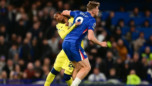 Delap dá uma cotovelada no rosto de Spence durante partida da Premier League. Foto: IMAGO/Imagens de esportes profissionais