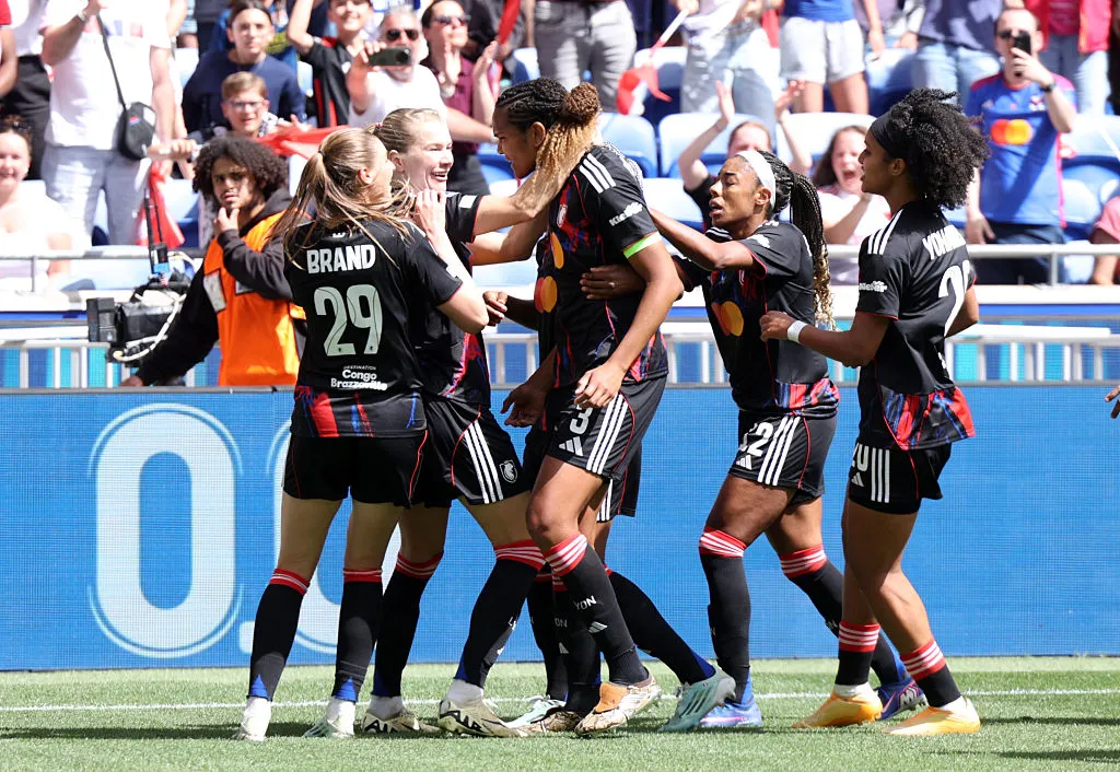 Jogadoras da Lyonnes comemorando gol na Champions Feminina – Foto: Pauline Figuet/Getty Images
