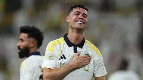 Cristiano Ronaldo cai em choro ao comemorar título. Abdullah Ahmed/Getty Images.