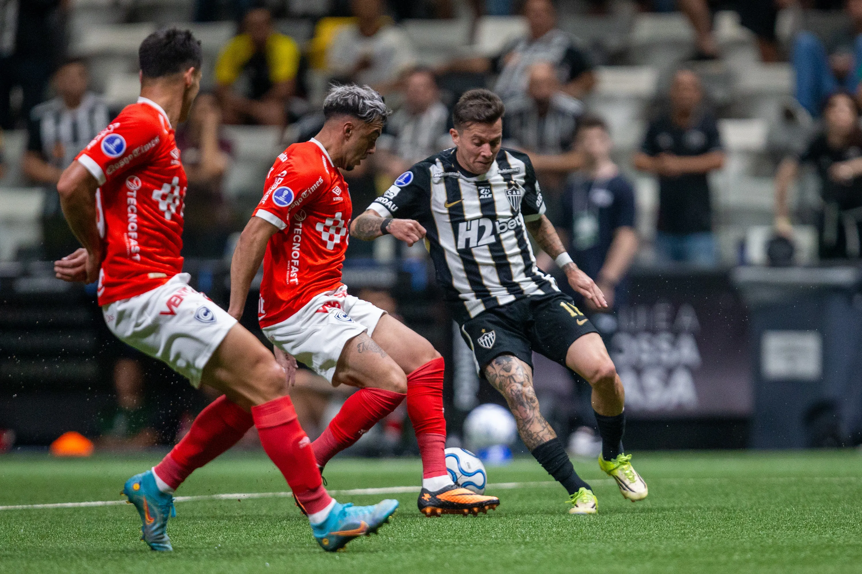 Bernard jogador do Atletico durante partida contra o Cienciano no estadio Arena MRV pelo campeonato Copa Sul-Americana 2026. Foto: Fernando Moreno/AGIF
