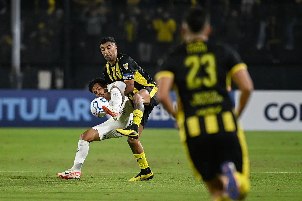 Peñarol em jogo contra o Corinthians. (Photo by Guillermo Legaria/Getty Images)