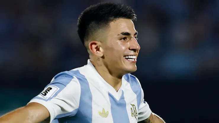 Almada comemorando um gol pela Argentina. Foto: Ernesto Ryan/Getty Images